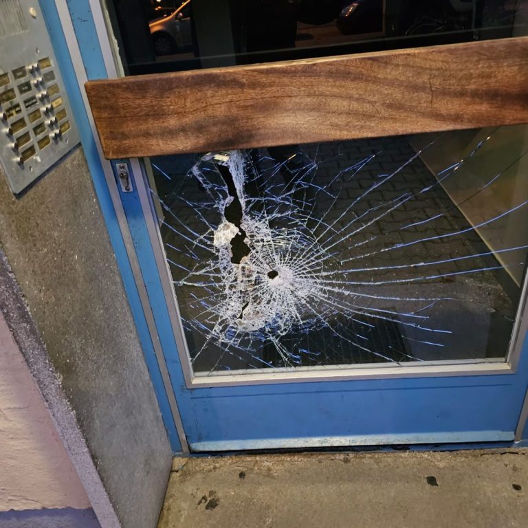 Zerbrochenes Glas an Haustüre Vandalismusschaden an einer Haustüre, die repariert werden muss. Es besteht Verletzungsgefahr.