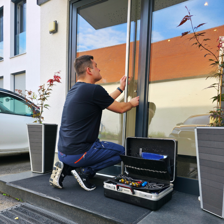 Schlüssel Schalk bei der Türöffnung Schlüsselnotdienst öffnet eine Haustüre, bei sich hat er das Türöffnungswerkzeug.
