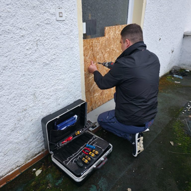 Reparatur eines Einbruchschadens Verschalung mit Holzplatten einer Glastüre, nach einem Einbruch.