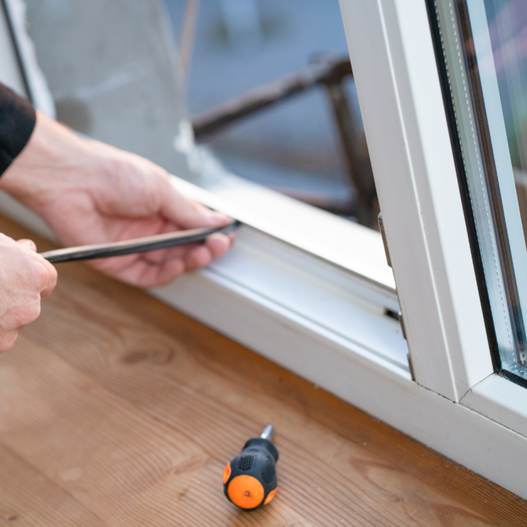 Smart Repair arbeiten Smart Repair an einem Kunststofffenster, nach einem Einbruch.
