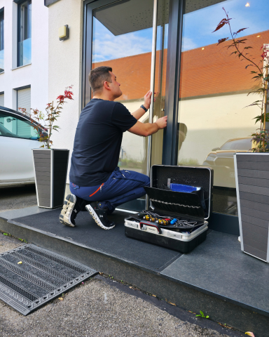 Schlüssel Schalk Augsburg bei der Türöffnung eine Hauseingangstüre.