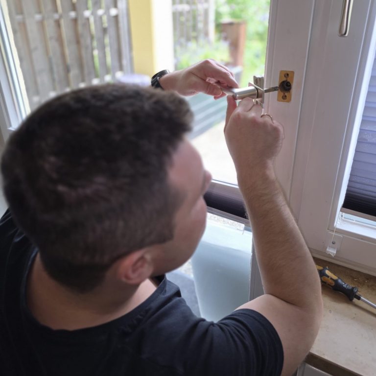 Olive, Fenstergriff Balkontürreparatur durch die Firma Schlüssel Schalk in Stadtbergen bei Augsburg.