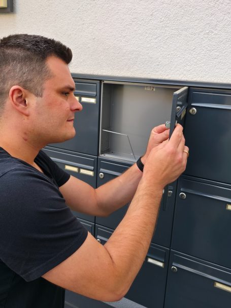 Reparatur eines Briefkastenzylinders durch Michael Schalk Inhaber Schlüssel Schalk Augsburg