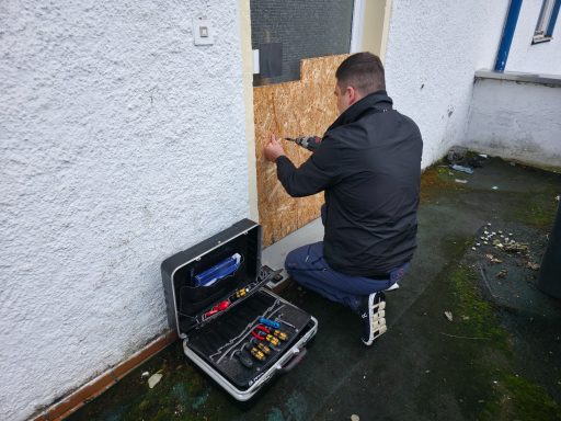 Glastüren Verschalung nach einem Einbruch in Augsburg / Bärenkeller.