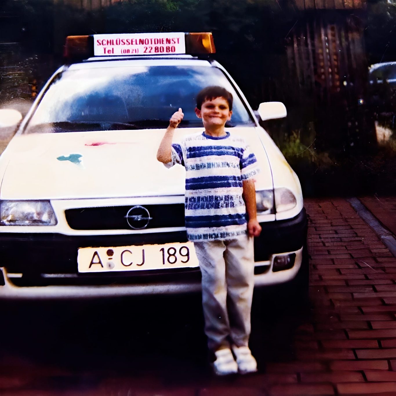 Ich Michael Schalk als Kind vor unserem Einsatzfahrzeug in den 90 Jahren. 