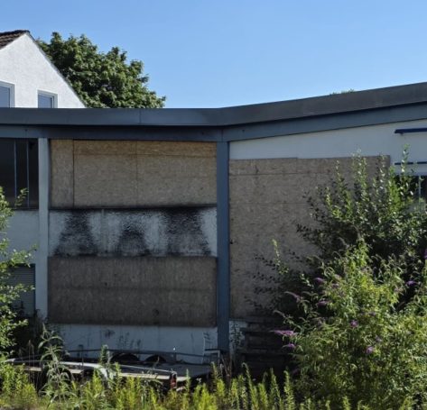 Verschalung von Fensterfronten nach einem Brand