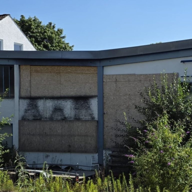 Brandobjekt mit Notfallverschalung Verschalung nach einem Brand. Verschalungsmaterial aus Holz. Notfallverschalung.